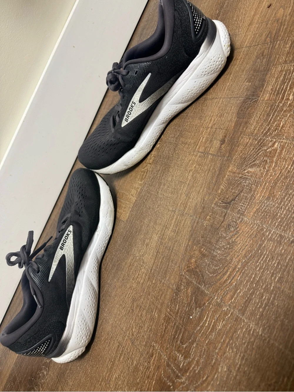 Brooks Ghost Men's Running Shoes - Black/White 11 men Wide (2E)